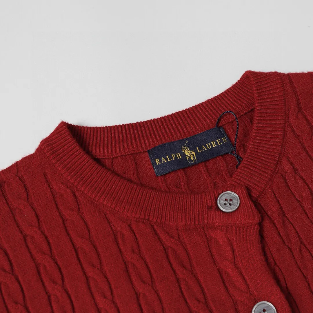 P166 Style No.: 602 -Ralph Lauren RL cardigan with classic war horse logo embroidery on the chest, long-sleeved sweater sweater jacket -The item is made of custom-dyed and custom-spun yarn, purchased from the original version. A full set of customized accessories. Details determine success or failure. Heavy new autumn and winter style. The weight of the item is as high as 800 grams. It is soft and delicate and does not tie the body. The upper body effect is very nice. Loose fit. Women's style. -Color: black, off-white, milk tea, light gray, dark gray. Navy blue red khaki red - Size: S / M / L S size 80-100 catties M size 100-120 catties Large size 120-135 catties